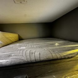 King Matress And Box Spring 