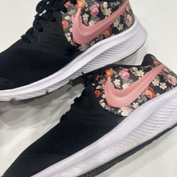 Women’s Nike Floral Shoes- Size 7