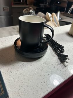 Coffee cup with electric warmer