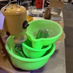 Magic Maid mixer 1940s Jadeite bowls