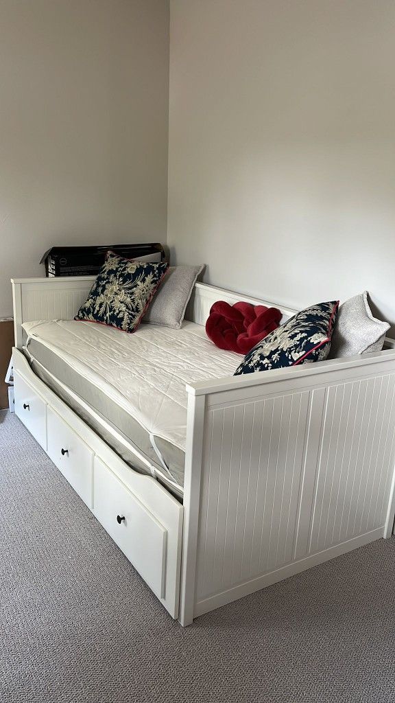 IKEA Hemnes Daybed + 2 Matresses