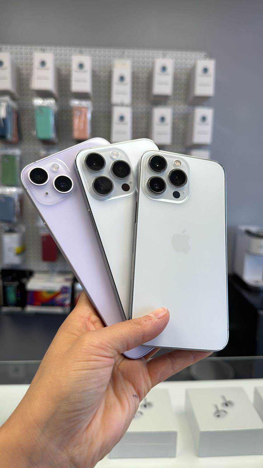 iPhone 14 Plus And 14 Pro Unlocked Includes AirPods And Case For Free !!!