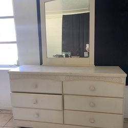 Mueble con su espejo