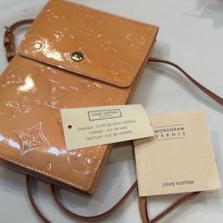 100% Authentic Louis Vuitton Walker Vernis crossbody Purse