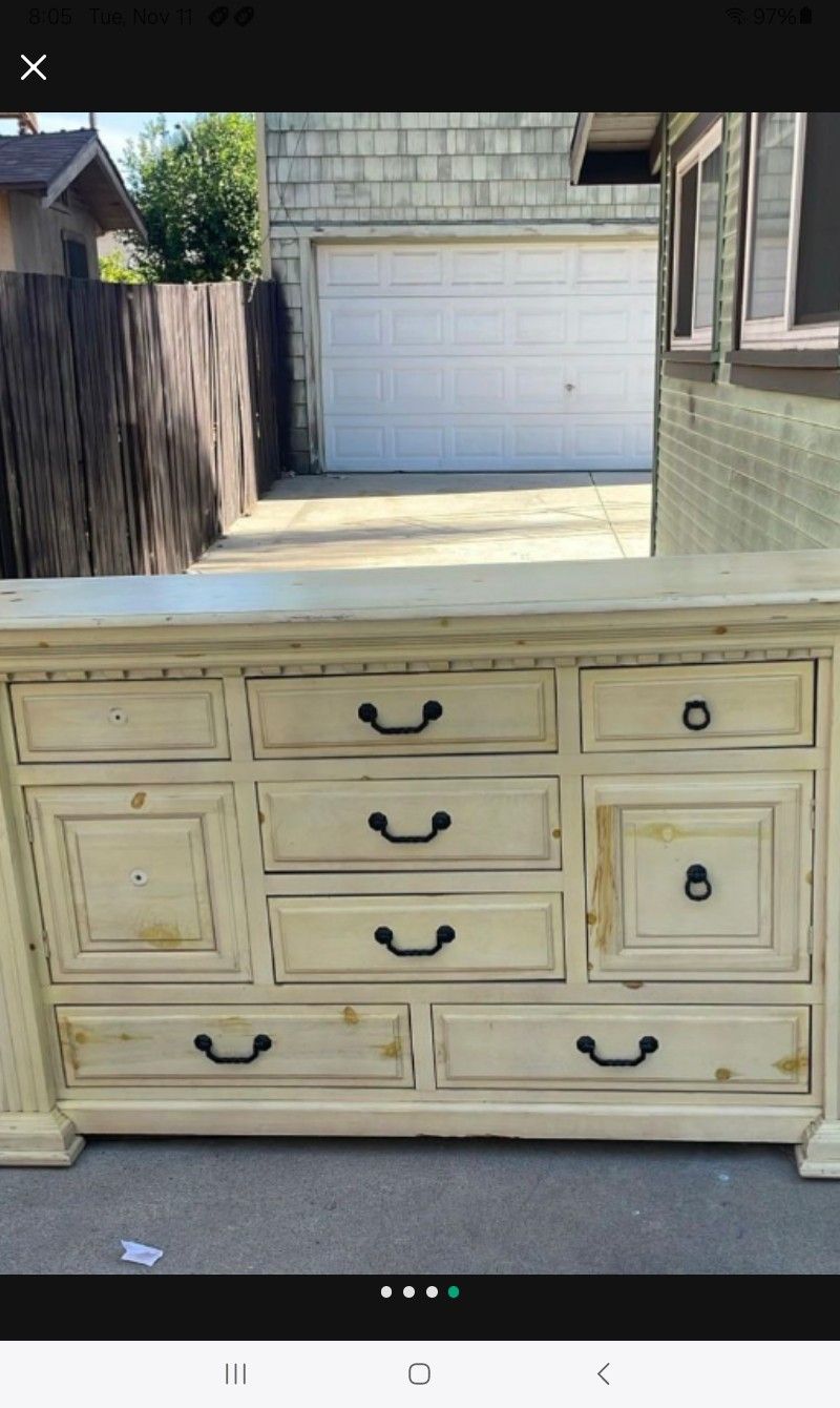 Dresser 11 Drawers All Work Good Solid Wood Nice Looking Dresser Missing 2 Knobs