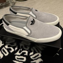 Adidas Shmoofoil Slip Size 10.5