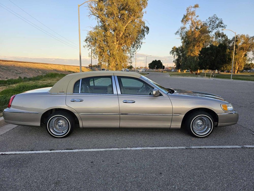 02 Lincoln Towncar Executive