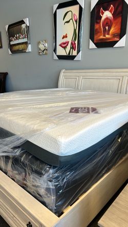 Brand new cal King 10 inch removable cover gel California king Clearance deal from living spaces was 899 now 300 come pick one up today while they las