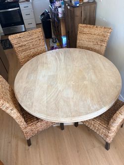 Beautiful round table w/6 chairs