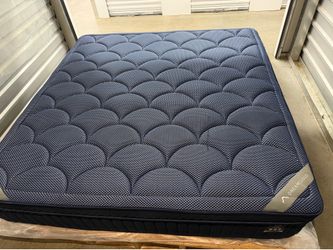 Like New Dreamcloud Luxe Hybrid King Mattresa