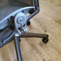 Herman Miller Aeron Chair Size B Fully Loader 