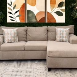 Beige Peak Furniture Couch w/Reversible Chaise (Free Delivery 🚚 )