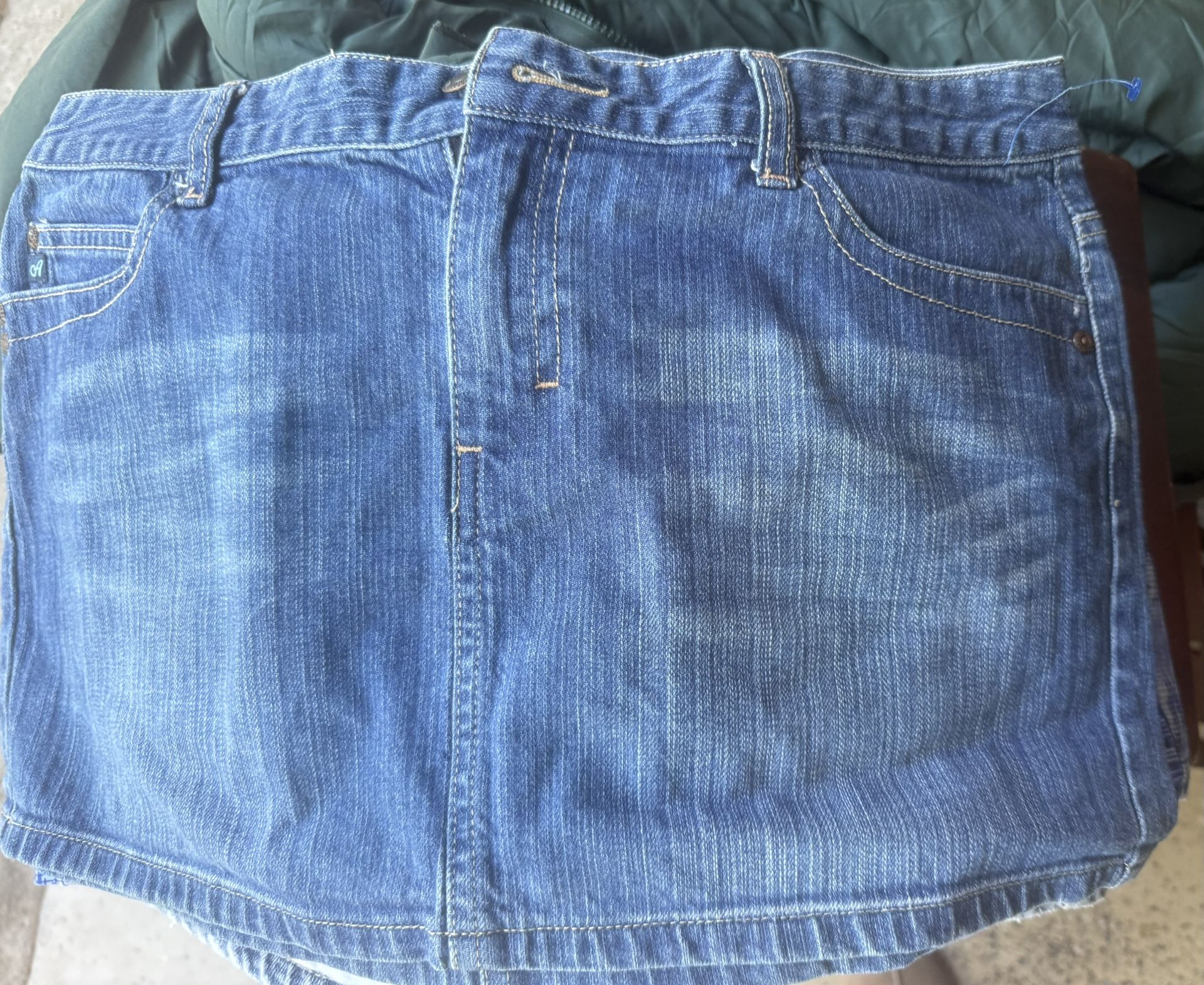Aeropostale / Distressed Denim Blue Jean Skirt / Pencil Straight / Size 9/10