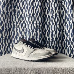 Jordan 1 ‘Light Smoke Grey’  (men size: 10)