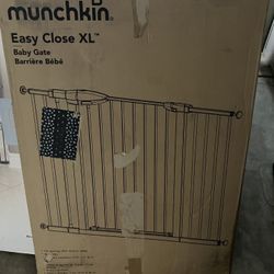 Brand New In Box Munchkin Easy Close Gate 