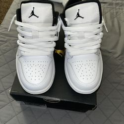Air Jordan 1 Low  White/ Black 7.5  New Never Worn