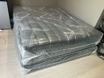 Mattress Black series Queen sizes 🛏️ Euro Pillow Top 12” medium firm 🆕  In Plastic   ➡️Mattress only $199  ➡️Mattress with box spring $260  🚚Delive
