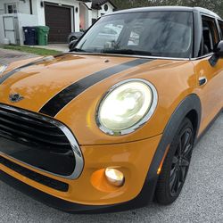 MINI COOPER 2016 4-DOOR In MINT CONDITION. ONE OF A KIND