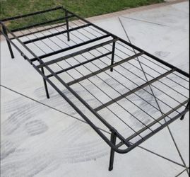 Durable Steel Metal Bed Size twin Good when Gest stay over or camping Foldable