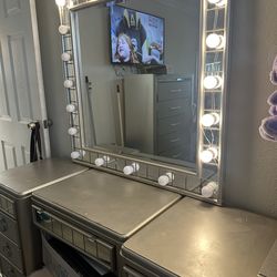 Vanity mirror and stool champagne