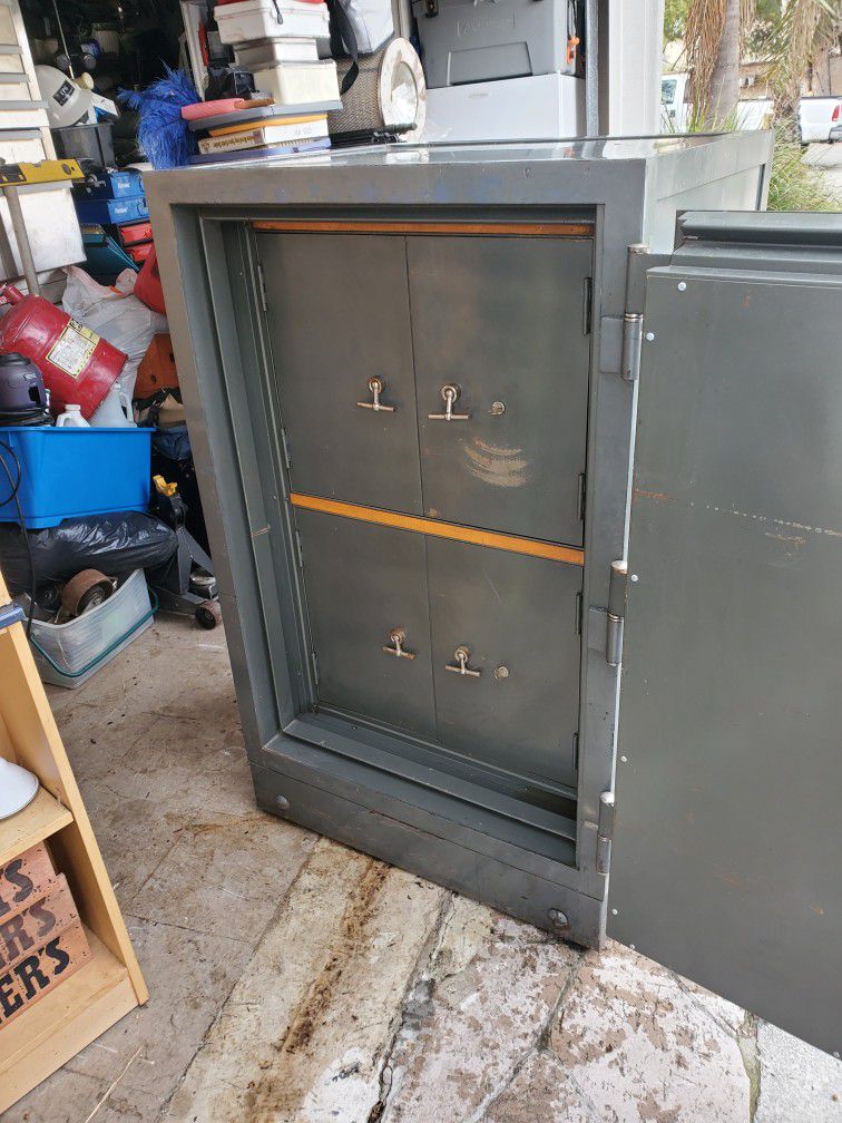 Commercial  Safe Around 1000lbs Smooth Combo Keys And Backups