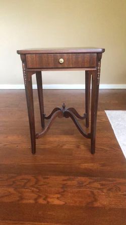 Vintage Imperial Grand Rapids Mahogany Side Table, Hepplewhite Revival Accent End Table with Drawer, Bellflower Carved Legs, Curved X-Stretcher and Fi