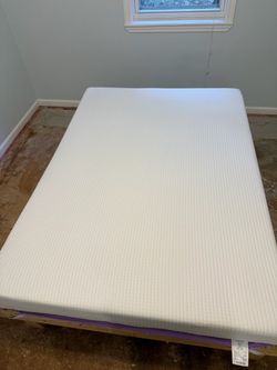 Room Essentials memory foam mattress. Full size.