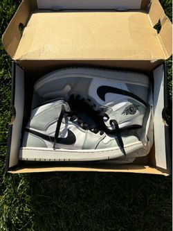 Jordan 1 mid light smoke gray size 9.5