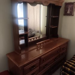 8 Drawers  Dresser  Oak Wood In Good Condition 