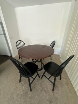 Round dining table with 4 chairs