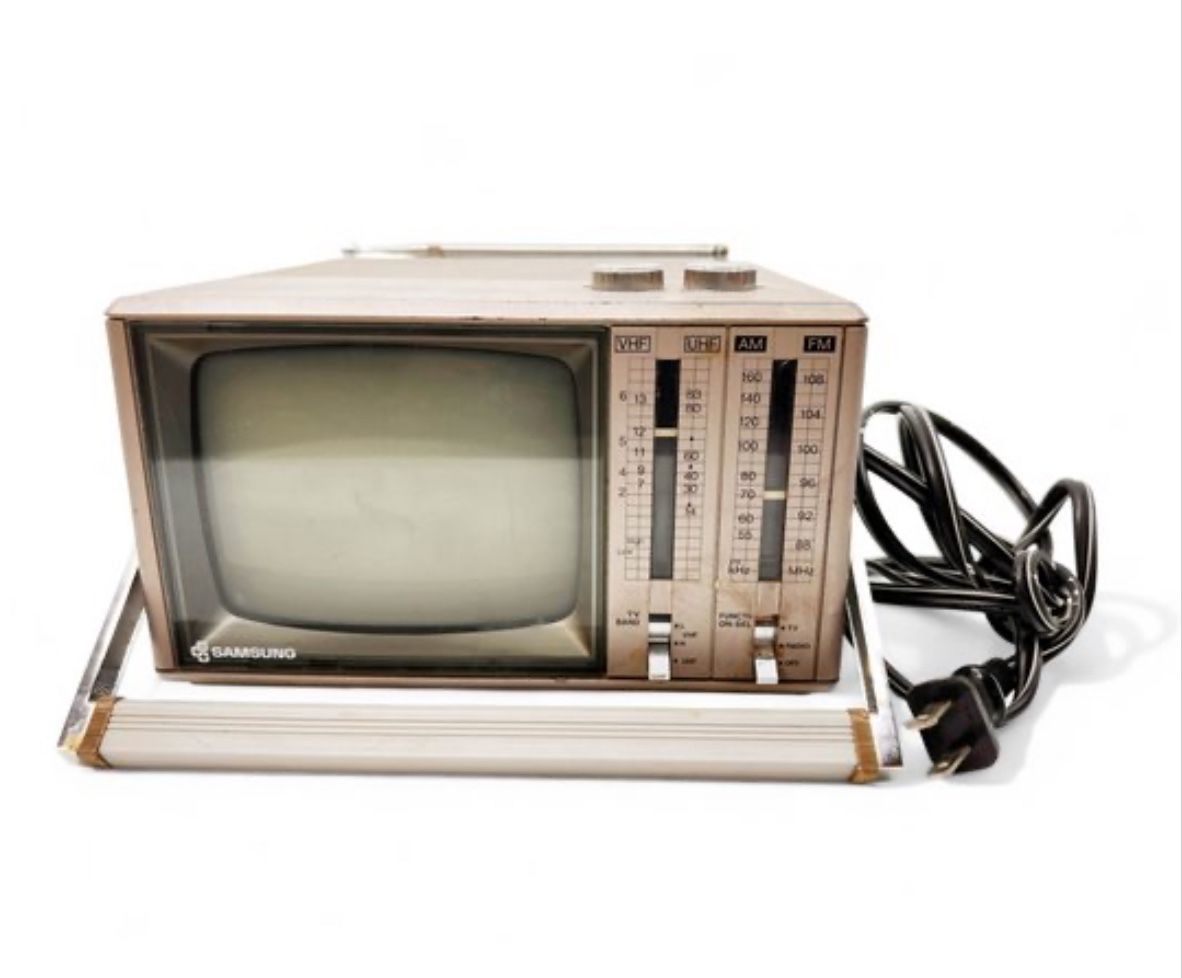 SAMSUNG VINTAGE PORTABLE 5” TV AM/FM TELEVSION RADIO