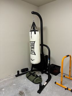 Everlast Heavy Bag with Black Steel Stand