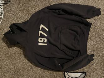 1977 essential hoodie
