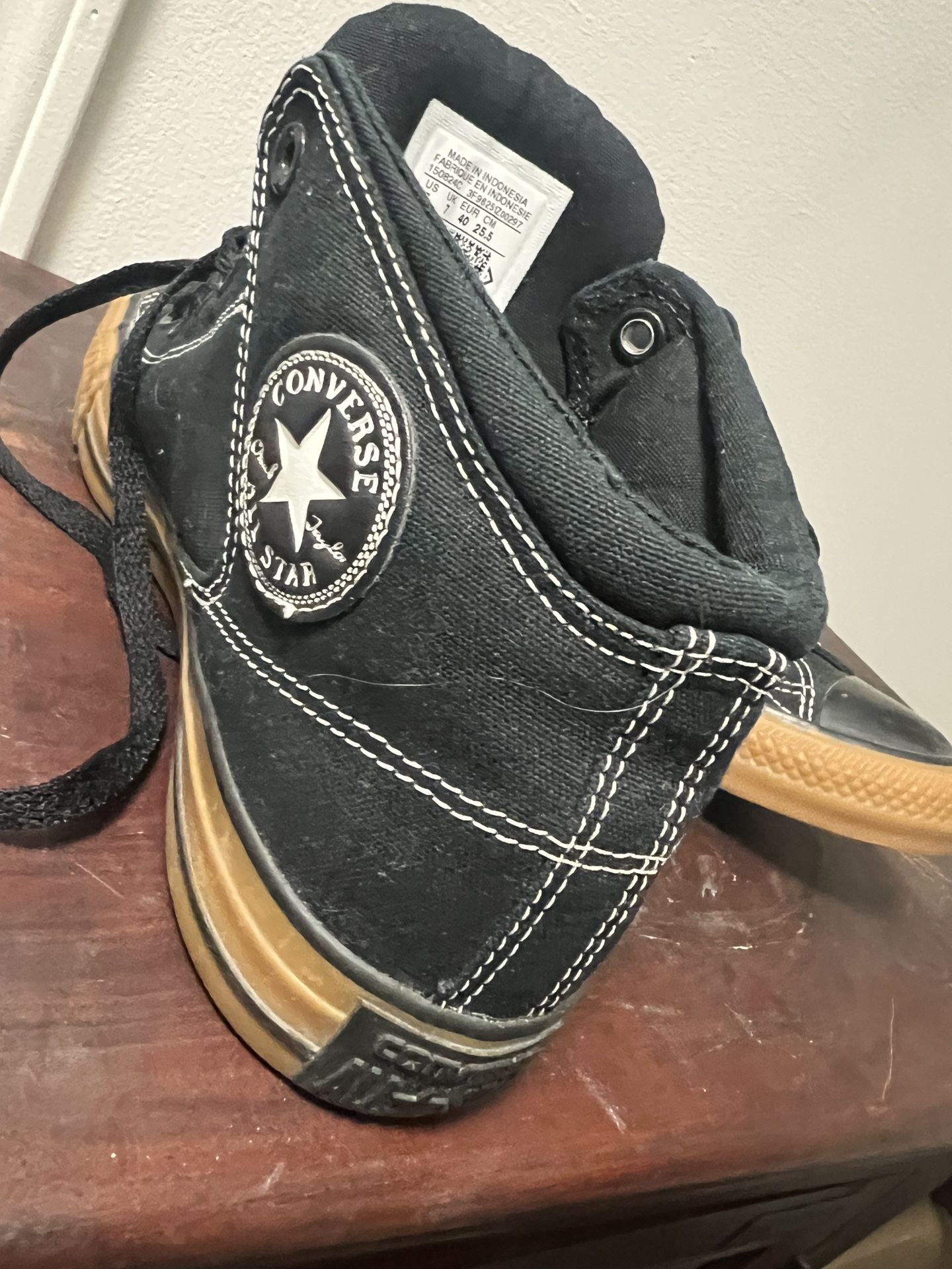 Shoes Converse Men’s 7 Women’s 9