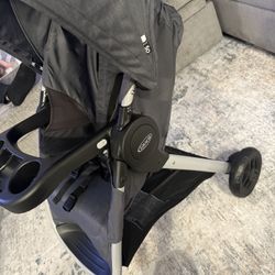  1 baby stroller 2 car seats with base 