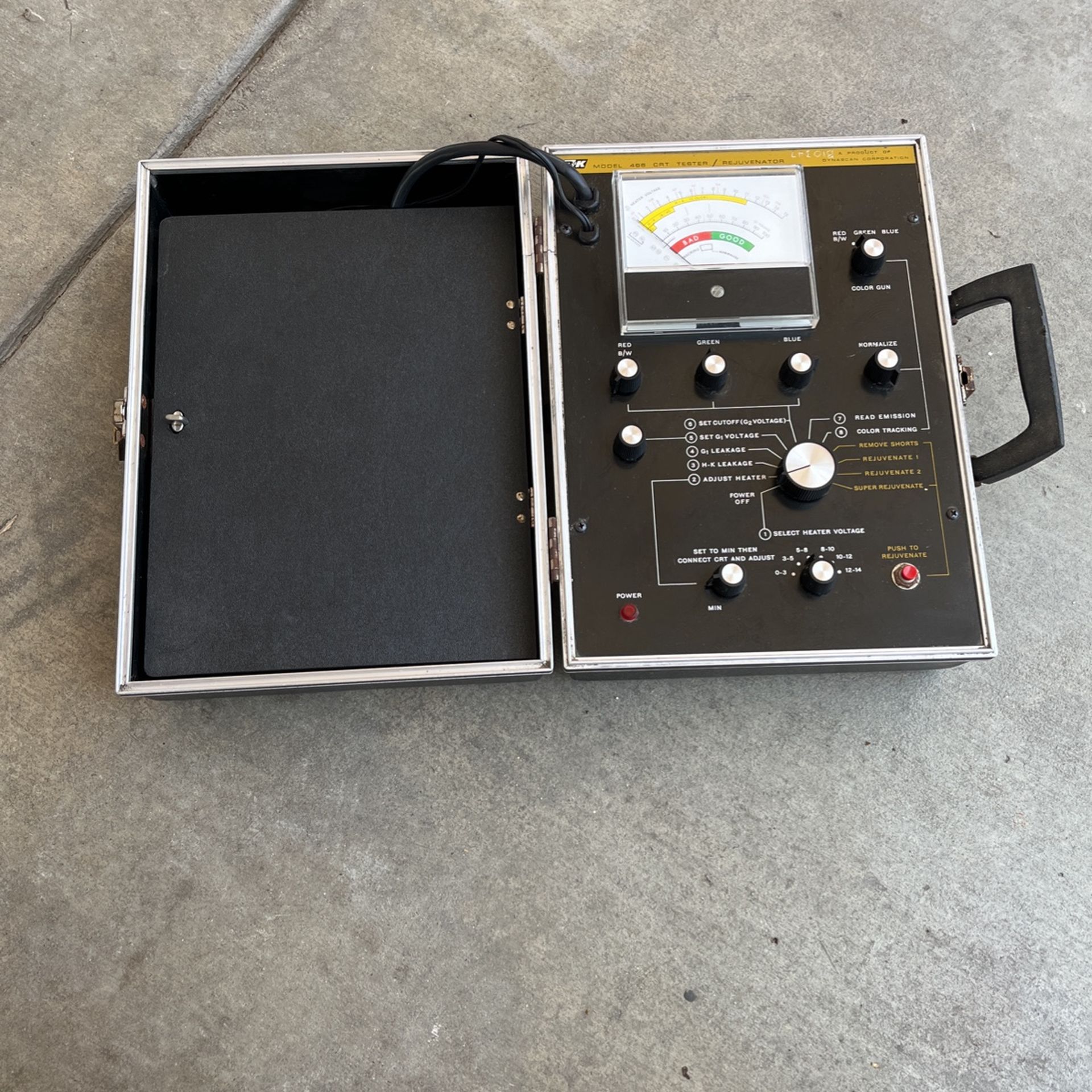 B&K Model 466 CRT Tester / Rejuvenator by Dynascan Tube tester with adapters