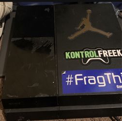 —CHEAP— PlayStation 4 With Controller & 5 games