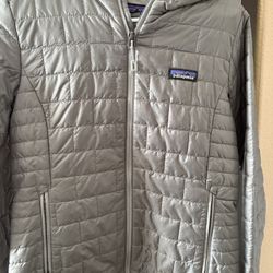 Patagonia Women’s Nano Puff Hooded Jacket -small