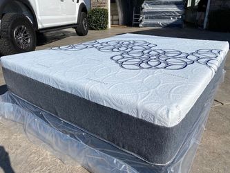 Queen Bamboo Hybrid Cool Gel Memory Foam Mattress!!