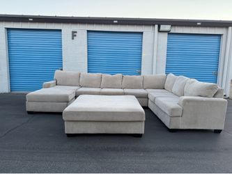 Large Beige Sectional Couch With Ottoman 🚚🚛 Free Delivery 🚚🚛