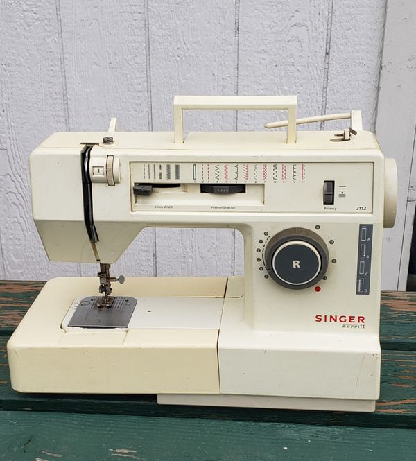 Vintage Singer Merritt 2112 sewing machine (read details below) for