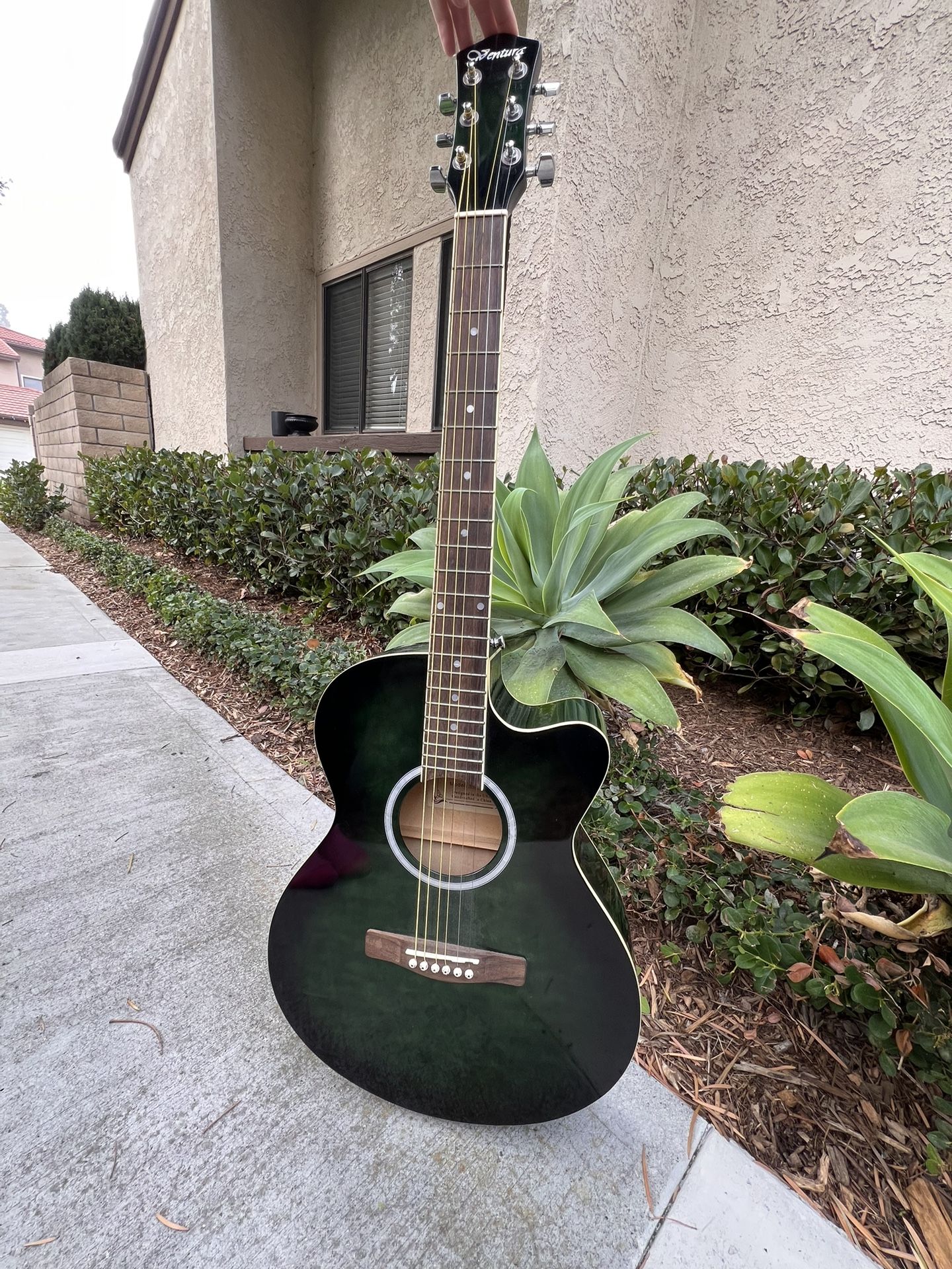 Acoustic Guitar Handcrafted Ventura V115