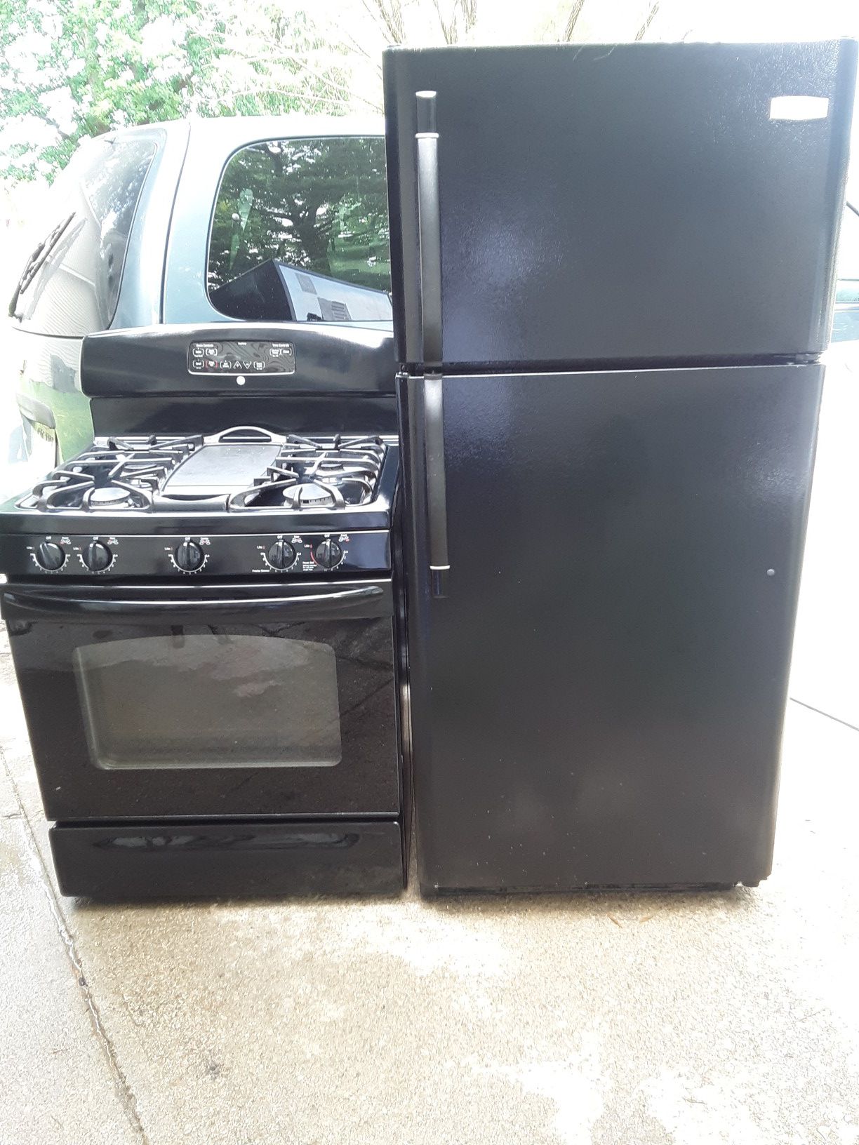 FRIGIDAIRE refrigerator and GE gas stove(used)