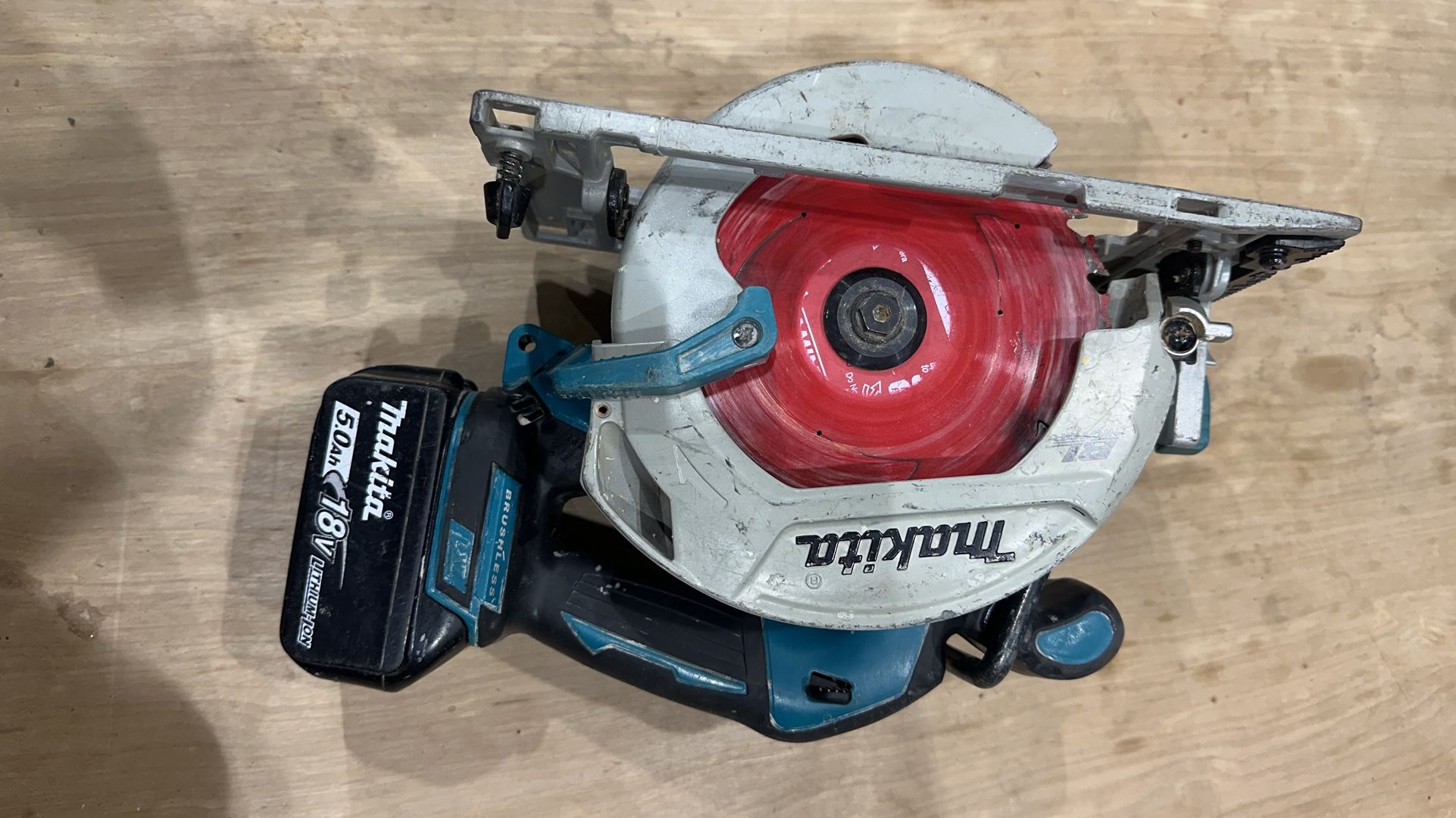 Makita 18V LXT Lithium-Ion Cordless 6-1/2 in. Lightweight Circular Saw and General Purpose Blade with Battery 5.0ah