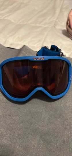 Kids goggles for skiing or snowboarding