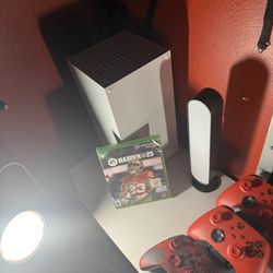 Xbox 1 Brand New With Games 4 Controllers 