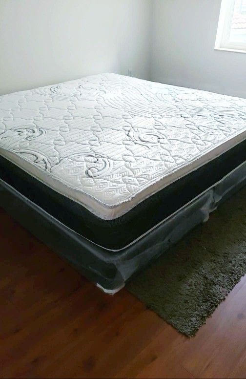 NEW KING PLUSH PILLOW TOP MATTRESS. Bed frame is not available. Take it home same day 👍