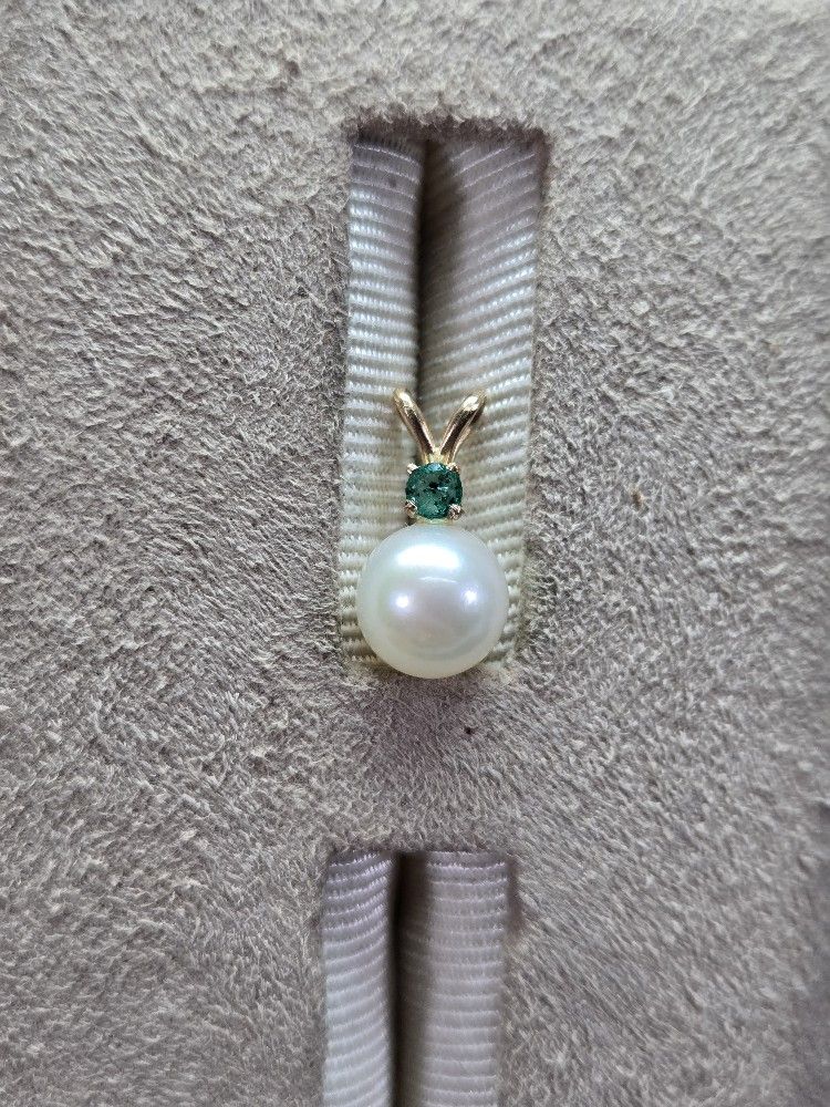 14k 7.2mm Pearl Pendant Small Emerald On Top