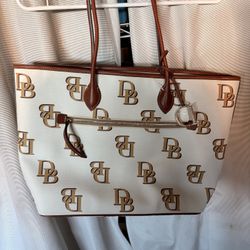 🎄 Beautiful Christmas NWT Dooney & Bourke Monogram Tote - White/ Beige