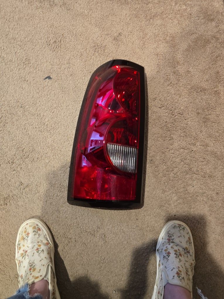 Chevy Silverado 2500 HD 04-06 LEFT SIDE TAIL LIGHT